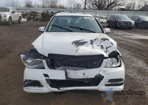 2013 Mercedes-Benz C 300 4Matic z USA, uszkodzony, nr VIN WDDGF8AB8DA801292